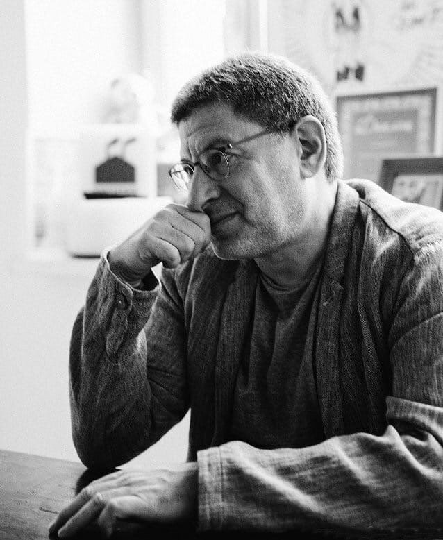 Самое сложное – любить себя ни за что. 
Потому что нас с рождения приучили к тому, что мы должны что-то из себя представлять. И даже наши родители, когда мы были маленькие, старались закрепить наши успехи: какой ты молодец, как ты это хорошо делаешь.

Потом и дети начинают хвастаться: мама, посмотри, как здорово у меня получается, вот как я умею. А потом школа, оценки… А если вдруг что-то не получилось: «если ты плохо учишься, то дворником потом будешь работать», «ты ведёшь себя, как полный дебил, и из тебя ничего путного не вырастет».⠀⠀

Но если в жизни можно добиться каких-то успехов, то внешность – это та история, когда «что выросло – то выросло». Я называю «расчленёнкой», когда люди начинают делить себя на отдельные части и думать примерно так: «вот эта, левая грудь – красивая, а правая вообще ни к чёрту», «характер – отвратительный, но я ещё молодая», «страшненькая она у нас, конечно, но умница».⠀⠀

И эта оценочная система, существующая в обществе, формирует у человека мысль о том, что, если он хочет себя любить, ему надо хоть как-то доказать, что он этого достоин. То есть он должен что-то из себя представлять, чтобы было, за что его уважать. Ну и, соответственно, любить. Потому что любовь и уважение – это неразрывные понятия.⠀⠀

Очень трудно встретить человека, который полностью принимает себя таким, какой он есть. Это и есть безусловная любовь. В основном, все мы устроены таким образом, что определённые части себя и черты характера нам нравятся, а что-то не нравится. И так же мы относимся к другим людям, включая собственных детей. А любить своих детей вы должны безусловно. И принимать такими, какие есть.