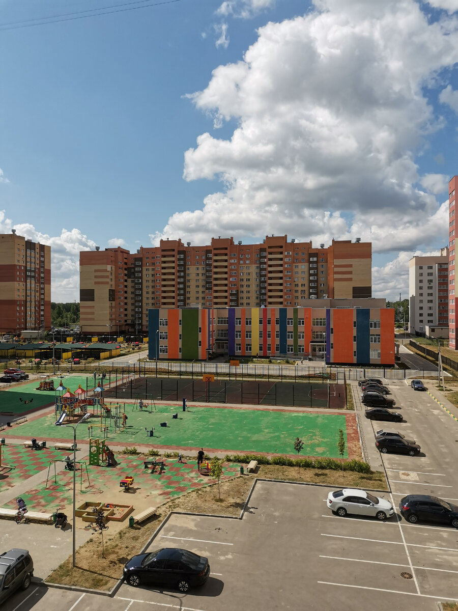 Это наш двор в Рязани. У нас во дворе открылся новый детский сад. Дима и Артём будут хотить в этот садик.  