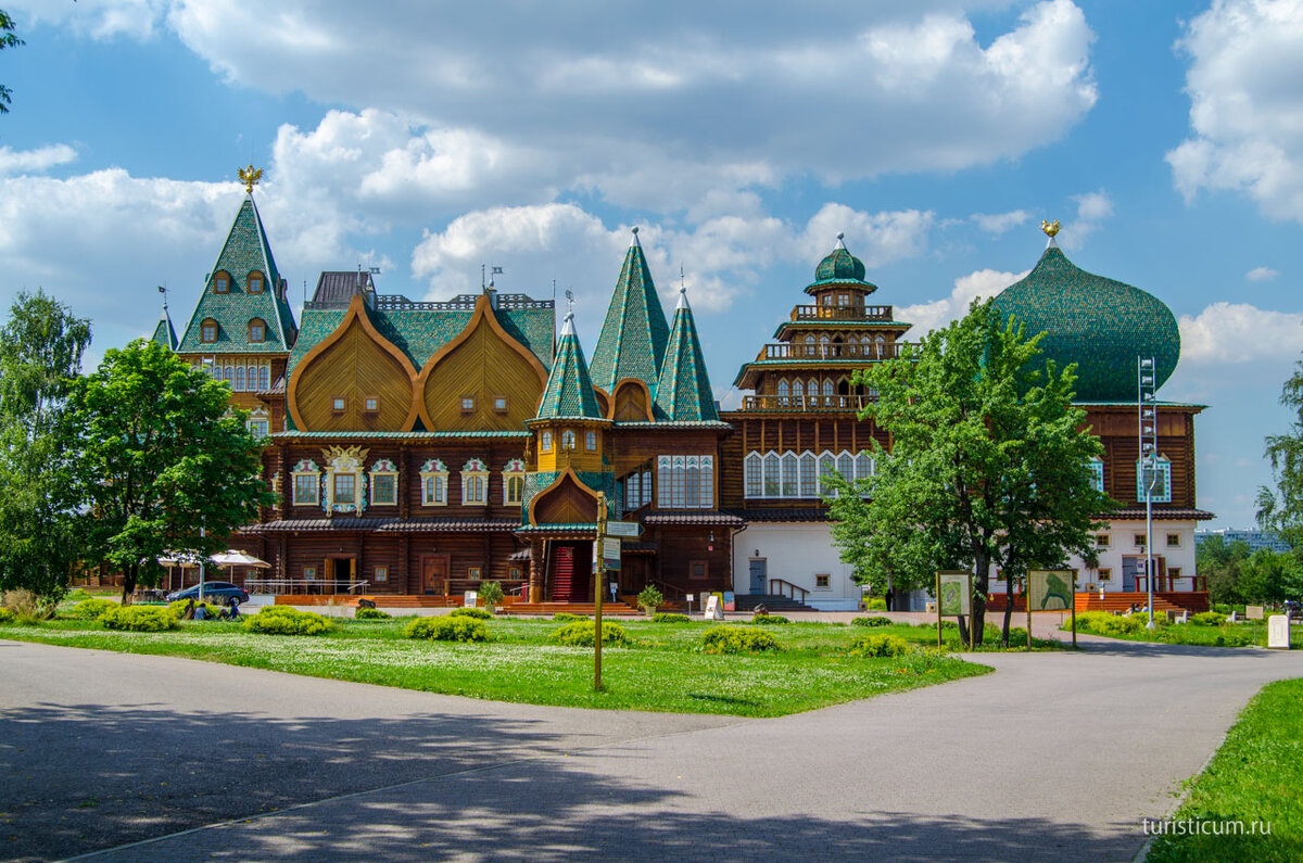 Старинное село, бывшее царской резиденцией в XVII веке. С 1924 года - музей русского зодчества. Одна из самых посещаемых туристических достопримечательностей Москвы