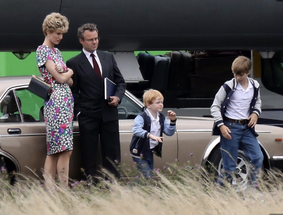 Актеры Элизабет Дебики (принцесса Диана), Тедди Хоули (принц Гарри) и Тимоти Самбор (принц Уильям)