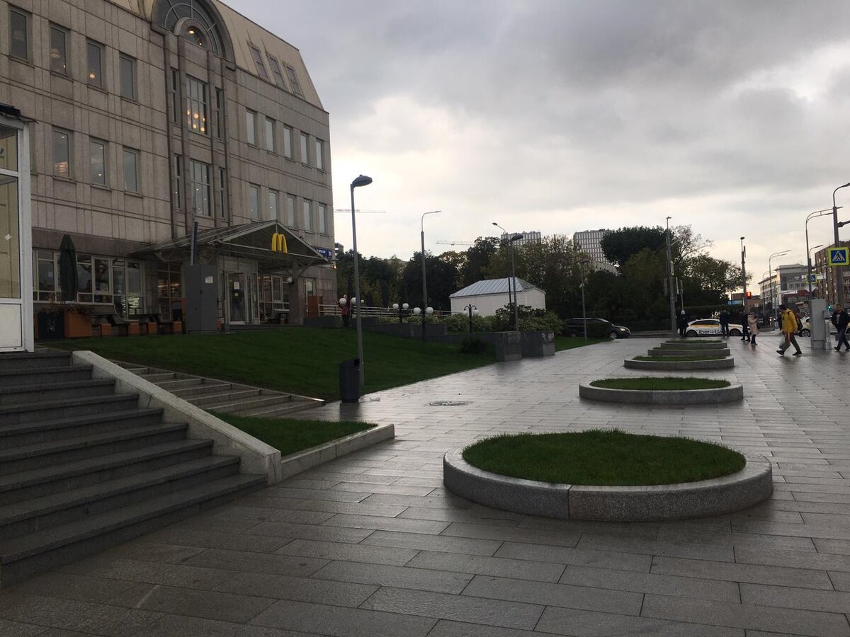 Красная Пресня. Около Макдональдса. Сомнительная красота. 