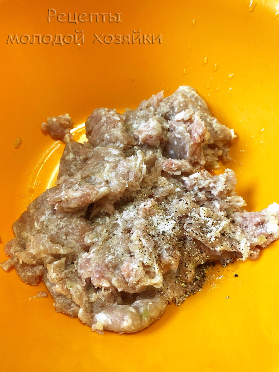 В фарш добавлены соль и перец