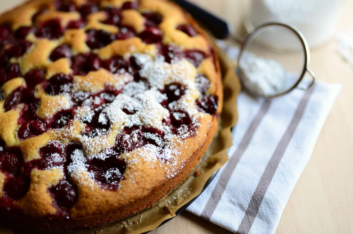 Можете использовать классический рецепт шарлотки, заменив яблоки на вишню или другие фрукты, ягоды. Попробуйте, это очень вкусно!