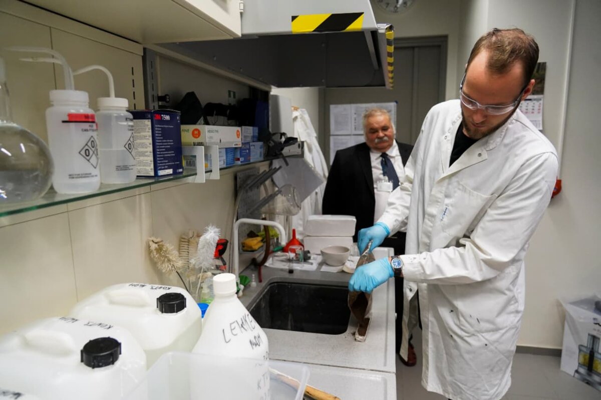 Профессор Тартуского университета Энн Луст и студент Патрик Теппор работают над углеродными батареями с использованием торфа.