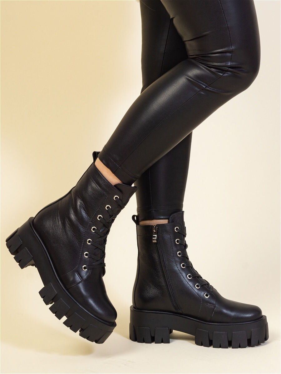 Обувь не дополняет образ а определяет его