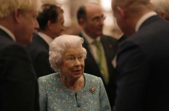 Елизавете 2 уже 95 лет и проблемы, связанные со здоровьем монарха, все чаще начинают беспокоить британцев 