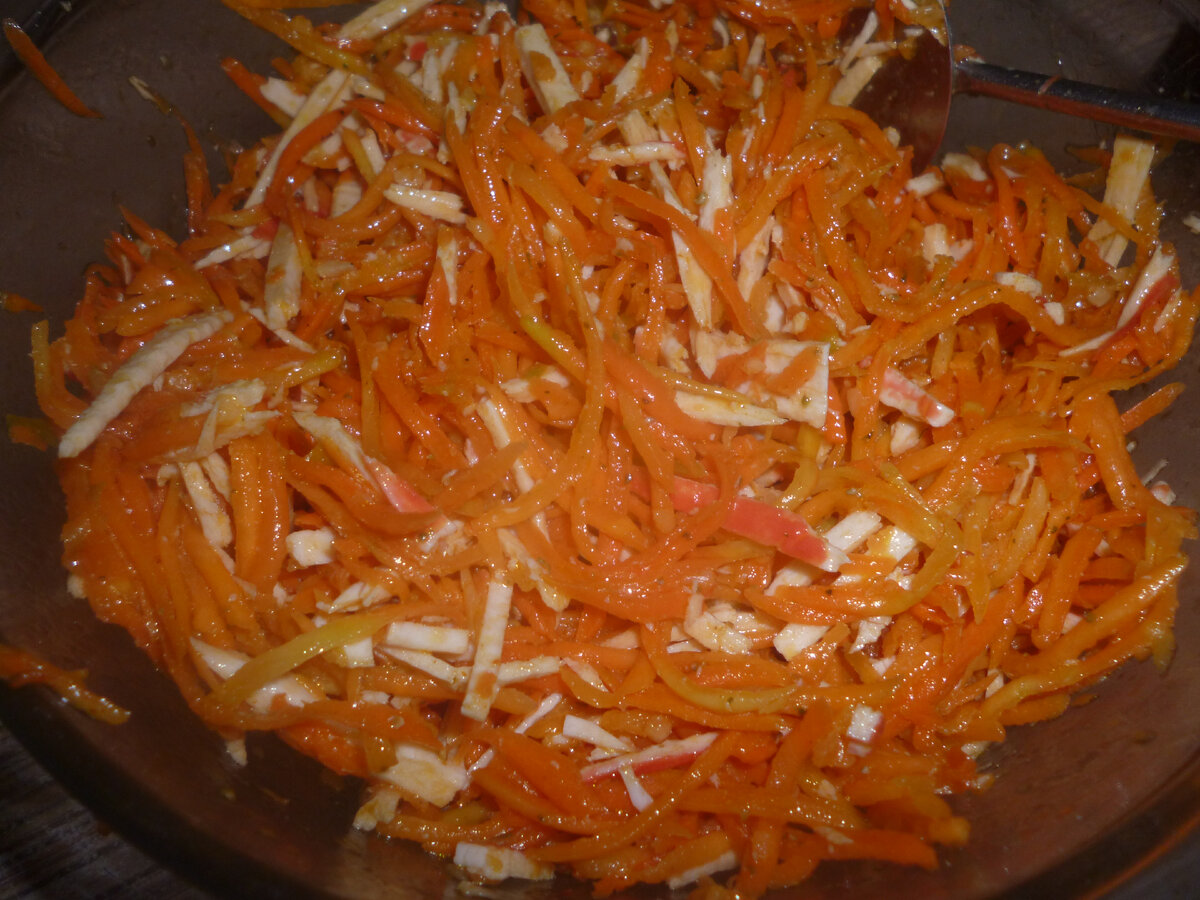 Салат из моркови "по-корейски" и крабовых палочек. Так просто, но так вкусно! Все дело в нарезке.