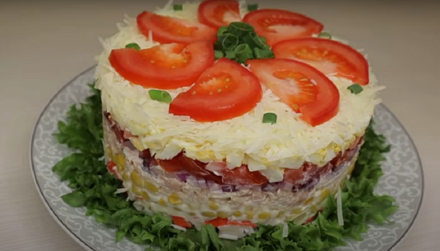 Отличный слоеный салат с крабовыми палочками на праздничный стол 