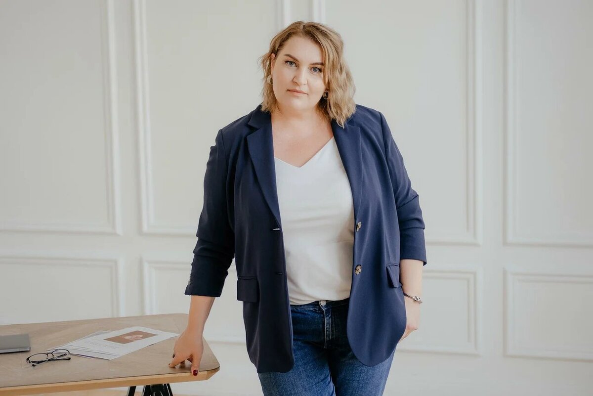 Приветствую вас на моем канале! Меня зовут Надежда, я сторонник рационального подхода к моде, стилю и гардеробу, который всё равно приведёт вас к красоте)