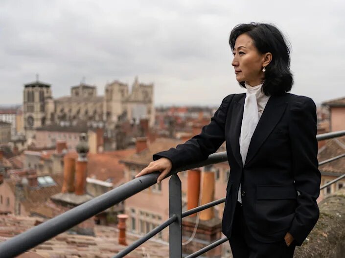 Грейс Мэн, жена бывшего президента Интерпола Мэн Хунвэя, сейчас живет во Франции со своими двумя сыновьями. Лоран Сиприан / AP Photo