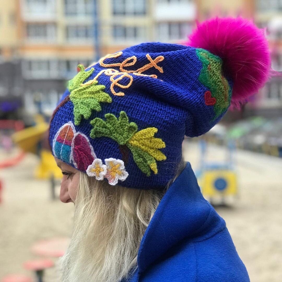   Сегодня хотим познакомить вас с работами украинской мастерицы Оксаны, которая вяжет  оригинальные шапочки. Пройти мимо этой сказочной красоты просто невозможно! Поэтому делимся ею с вами.-1-3
