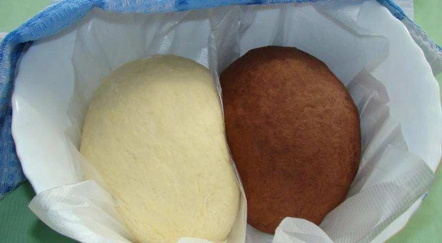 Два вида сдобного теста: с какао и обычное сдобное