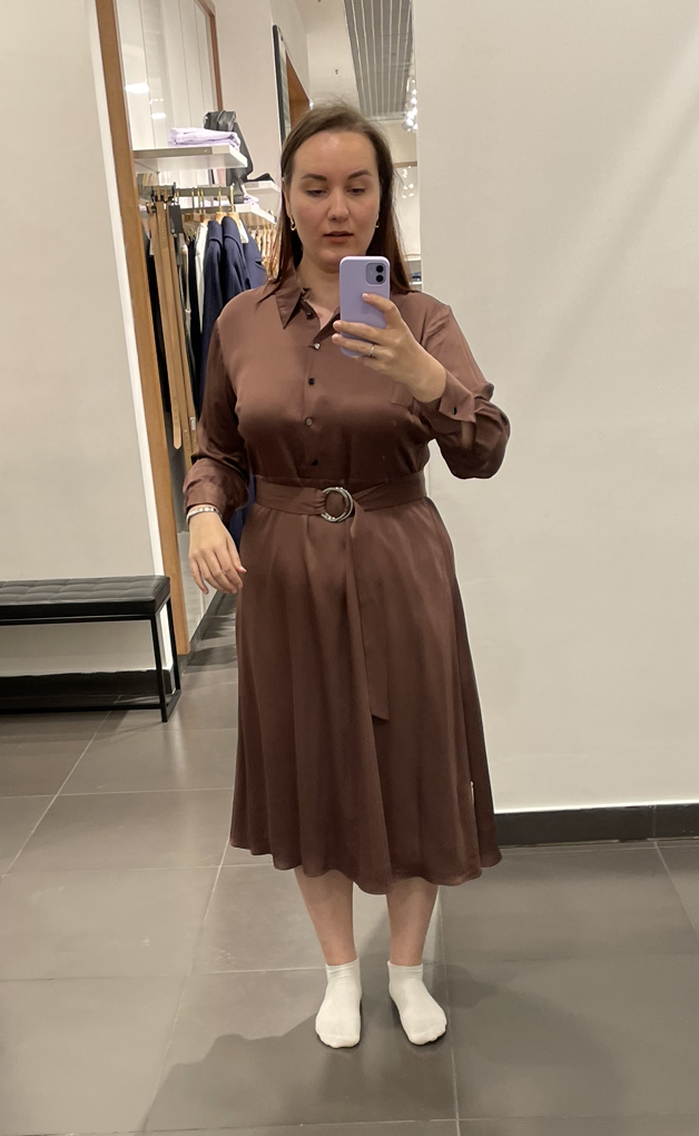 Первое платье, оказавшееся все в зацепках со спины