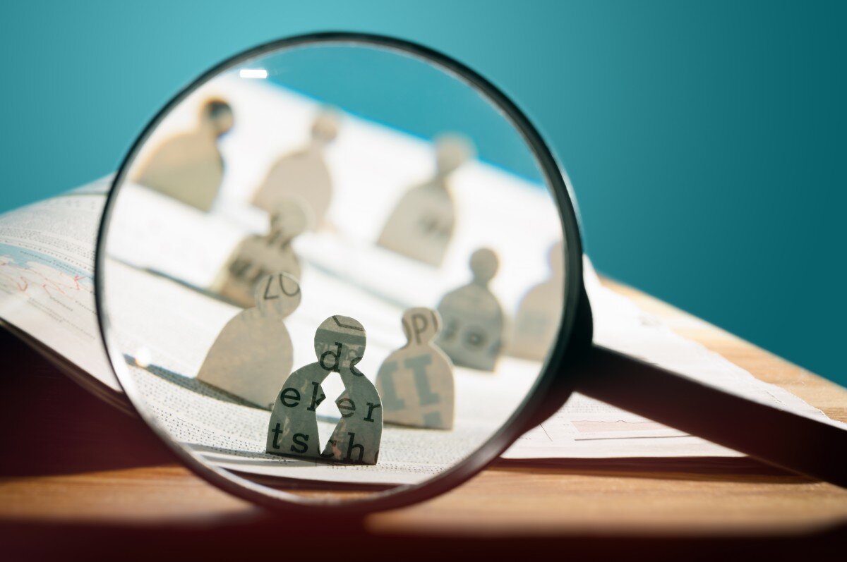  
 
 Депутаты Госдумы и представители Роскомнадзора предупредили Google и Meta (Facebook) о новых оборотных штрафах и ограничениях в работе компаний в России в случае неудаления ими запрещенного контента. 
 
 По закону у Google и Meta (Facebook) есть 60 суток на выплату оборотных штрафов в общем на 9,21 млрд рублей (более $130 млн) с момента, когда решение суда по нему вступит в законную силу. Время окончания выплат, при условии оспаривания решения суда, будет в конце весны или летом 2022 года. 
 
 Роскомнадзор пообещал высылать в суд новые протоколы о нарушениях в отношении Google и Meta (Facebook) за то, что они так и не удалили контент, запрещенный российским законодательством.  
 
 Регулятор посчитал, что на текущий момент неудаленными остается более 2 тыс. материалов в Facebook и Instagram и еще больше в Google. Чем больше протоколов примет суд и вынесет по ним новые штрафы, тем вероятнее получение Google и Meta (Facebook) новых протоколов на оборотных штраф за правонарушение, предусмотренное пунктом 5 ст. 13.41 КоАП РФ. Административный штраф за данное правонарушение составляет от 1/20 до 1/10 годового оборота интернет-компании, полученного за календарный год, предшествующий году, в котором было выявлено административное правонарушение. 
 
 Представители Госдумы рассказали, что в случае игнорирования дальше американскими компаниями многочисленных требований РКН по удалению запрещенной в России информации в публикациях и ссылках, Google и Meta могут быть подвержены не административным штрафам, а техническим ограничениям — замедления трафика, как это было сделано с Twitter, или даже блокировке, которой с 2016 года подвержена соцсеть LinkedIn в РФ. 
 
 В комитете Госдумы по информационной политике, информационным технологиям и связи считают, что американские компании все же выплатят штрафы, так как они не захотят терять российский рынок. По их мнению, уход Google из России на фоне жесткой конкуренции с «Яндексом» на перспективном развивающемся рынке и текущих ограничениях Google в Китае приведет к тому, что компания потом не сможет сюда вернуться.  
 
 В противном случае, при невыплате многомиллиардного штрафа, например, Google, будет ограничена в России еще и финансово — ФНС и Центробанк по решению суда может заблокировать счета российского юридического лица компании ООО «Гугл». 
 
 Также в Госдуме напомнили, что российский закон не устанавливает, где, в каких странах высчитывается оборотный штраф. По мнению депутатов, теоретически суд мог бы назначить Google оборотный штраф от общего оборота и за пределами РФ, что может быть для компании серьезным ударом. 
 
 Специалисты телекома считают, что в 2022 года Google и Facebook придется сделать выбор — пойти по пути, как в Китае, где их нет на рынке, а исполняющая все указы страны Apple есть, или согласиться выполнять законодательство РФ. 
 
 Юристы считают, что в случае невыплаты штрафов российский суд передаст дела судебным приставам, а те будут арестовывать счета и имущество компаний на территории России. По факту в нашей стране сейчас нет ничего такого, кроме серверного оборудования Google Global Cache (GGC).  
 
 24 декабря 2021 года Мировой суд Таганского района Москвы оштрафовал Meta (Facebook) на 1 990 984 950 рублей и 5 копеек по статье с оборотным штрафом за массовые повторные нарушения законодательства РФ и неудаления запрещенной информации по предписаниям Роскомнадзора. Аналогичный оборотный штраф получил Google, но уже в размере 7 221 916 235 рублей. 
 
 Meta (Facebook) и Google в России не имеют своего представительства. 13 сентября сотрудники службы судебных приставов пришли в московский офис ООО «Гугл», чтобы «принять меры принудительного исполнения, предусмотренные действующим законодательством РФ» по исполнительному производству 93691/21/77039-ИП от 08.09.2021. Там указано, что российский адрес должника — Москва, улица Балчуг, 7. Судя по опубликованному видео встречи, в офисе компании в БЦ «Балчуг Плаза» был только один работник. Абсолютно невозмутимая девушка пыталась выяснить у пришедшей команды ФССП причину их прихода и потом соединила по громкой связи с юристом компании. Он рассказал, что тут нет никакого представительства Google и эта компания не ассоциирована с ООО «Гугл». Юрист посоветовал специалистам ФССП обращаться напрямую в США в главный офис Google LLC, так как все претензии по исполнительному производству обращены именно к этому юрлицу, у которого нет филиалов в России.