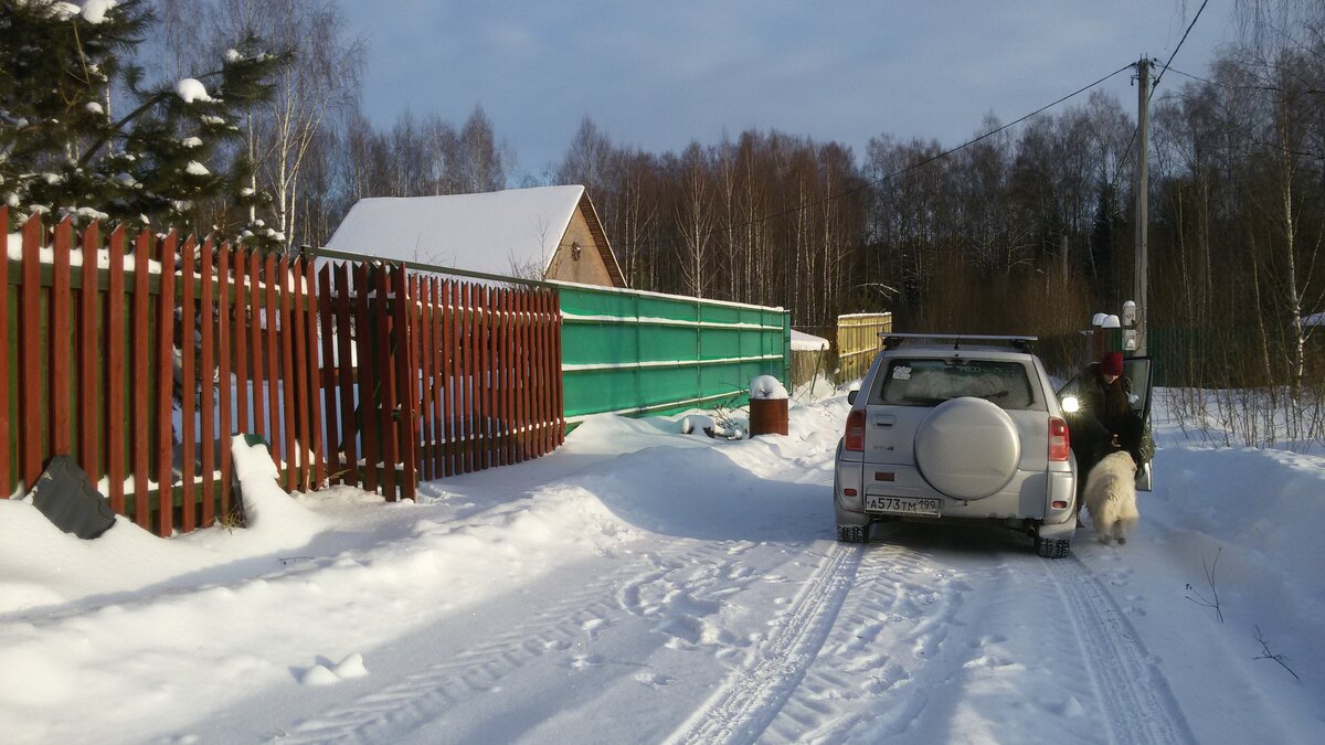 На участке также белым - бело