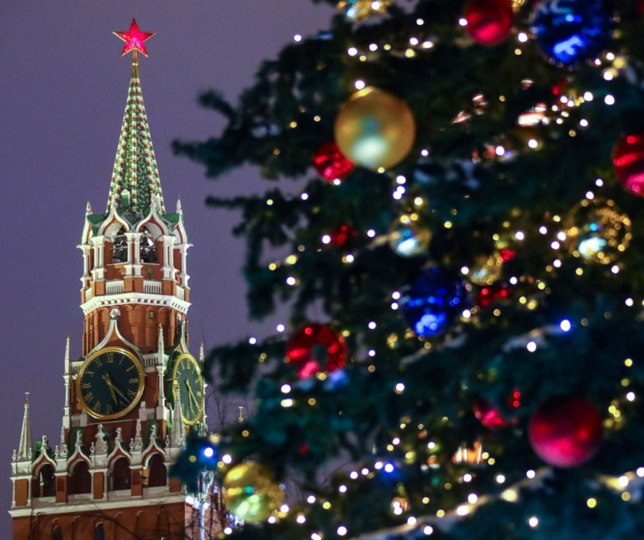 Новогодний бой курантов впервые. Елка на красной площади 2021 в Москве. Красная площадь в новогоднюю ночь. Красная площадь в Москве Новогодняя ночь. Новогодняя елка на красной площади 2021.