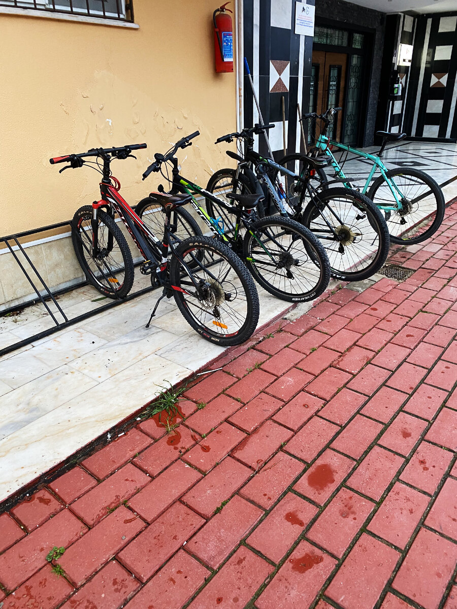 Велосипеды на парковке зачастую не закрепляют замками, не боясь что их украдут