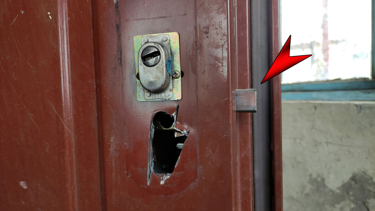 Заклинила эта защёлка