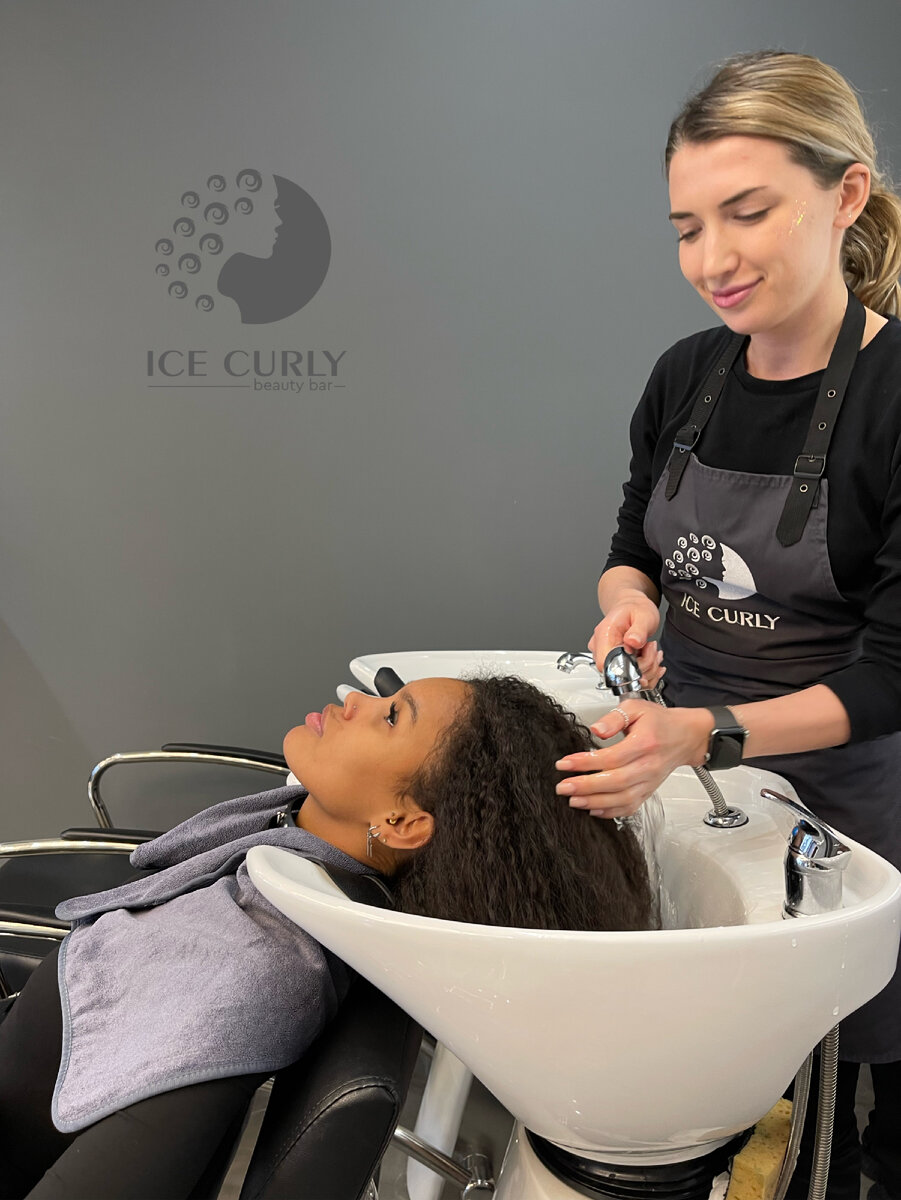 Тщательно промываем волосы