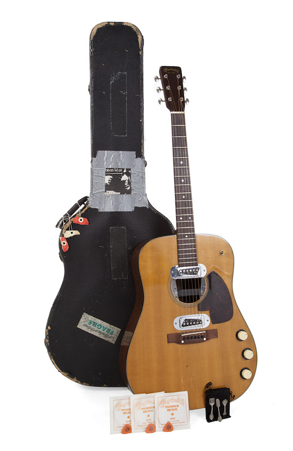 Это Martin D-18E, купленная за 6 млн долларов в 2020 г. основателем компании RØDE Microphones Питером Фридманом
