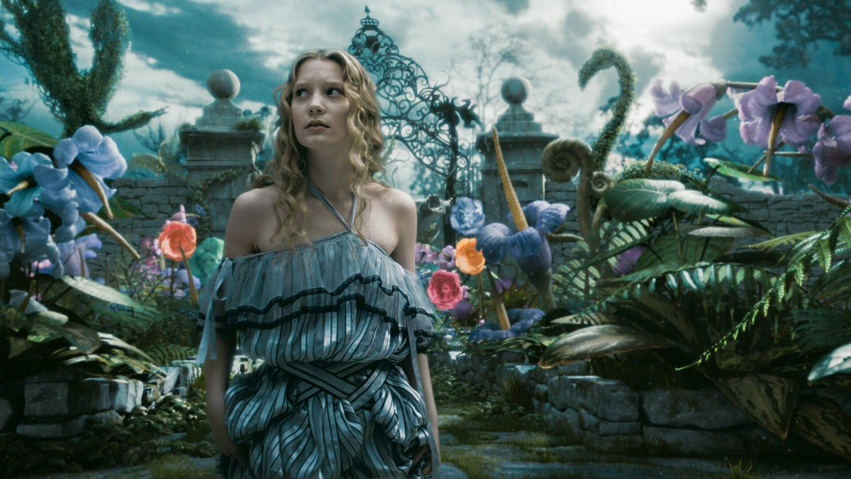 Alice movie. Алиса в стране чудес тим Бертон 2010. Алиса в стране чудес Бертон кадры. Миа Васиковска Алиса в стране чудес 2010.