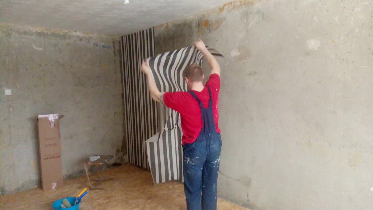 Чтобы качественно оклеить обои, вам необходимо, в первую очередь, определить тип краски, которой были окрашены стены. Различают несколько видов красок. Акриловая водоэмульсионная краска не имеет специфического запаха, обладает водоотталкивающими свойствами, хорошо ложится на стены и впитывается в них, закрепляясь прочно в структуре.