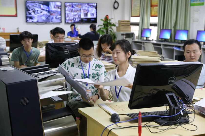 Госслужащие