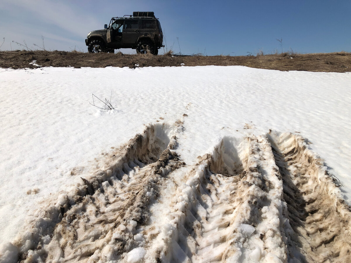 Видны последствия отсутствия блокировки (одно колесо стало зарываться, другое остановилось)  и не достаточно стравленных для данных условий шин. Но мне было проще объехать это препятствие, чем терять на него время.