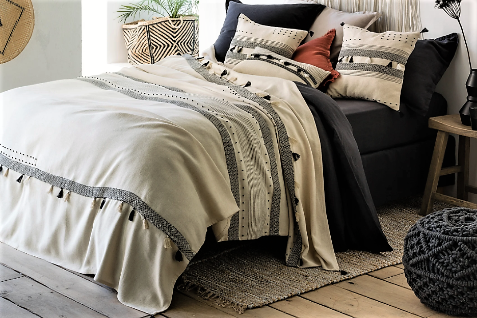 Не выравнивают рельеф кровати и смотрятся не аккуратно.