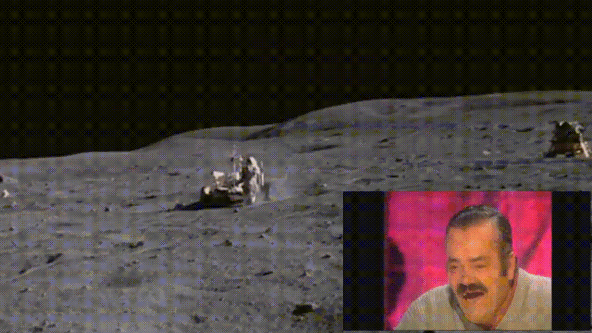    Например на этом видео , как утверждают верующие в полёты на Луну, 
мы видим не маленькую куклу на радиоуправляемой машинке 
с безжизненно торчащими культяпками конечностей, а живого !!!!
астронавта, человека, который непонятно как сел и непонятно как пристегнулся и непонятно как управляет негнущимися конечностями,
ведь НАСА не смогло предоставить материалы того, как это чучело само подошло,
пристегнулось и поехало на этой шайтан-арбе.Точнее лох-арбе.
Верующие в полёты объясняют окоченелость чучела, его мумификацию тем,
что опять же, скафандр был нереально жёстким, просто зацементированным и именно поэтому чучела выглядит таким монументом.
Ну да, конечно, мы так вам и поверили, господа луноверцы, ага.

