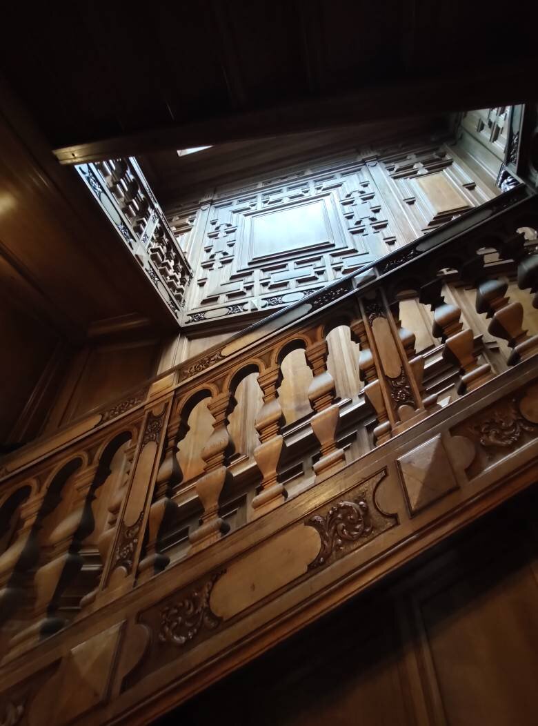 Потрясающая дубовая лестница напомнила мне лестницы, что я видела в Болонье