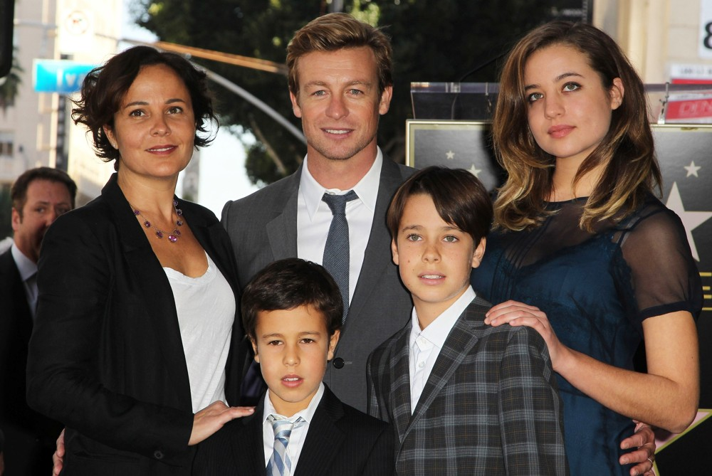 Саймон Бейкер и Ребекка Ригг с детьми