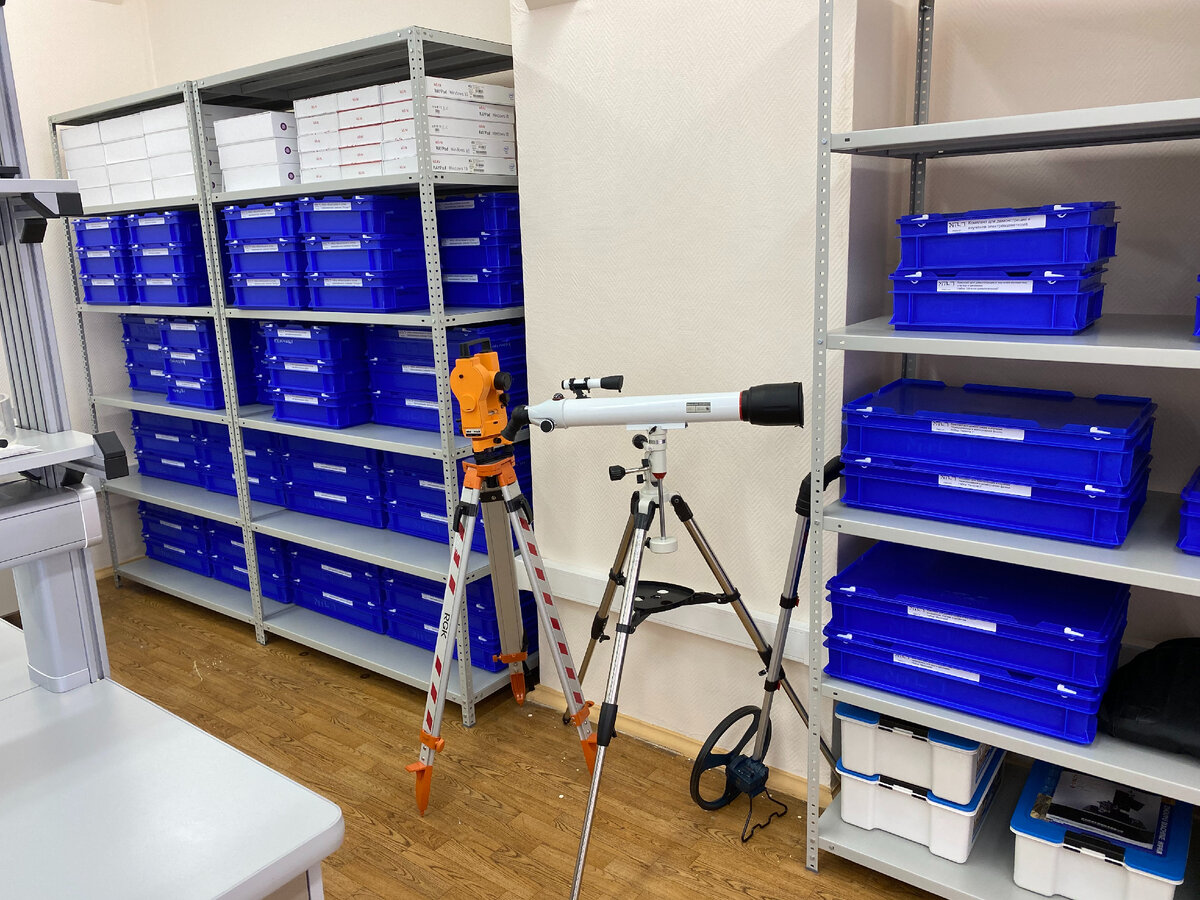 Теодолит, телескоп и одометр (в центре: слева направо). Фото автора