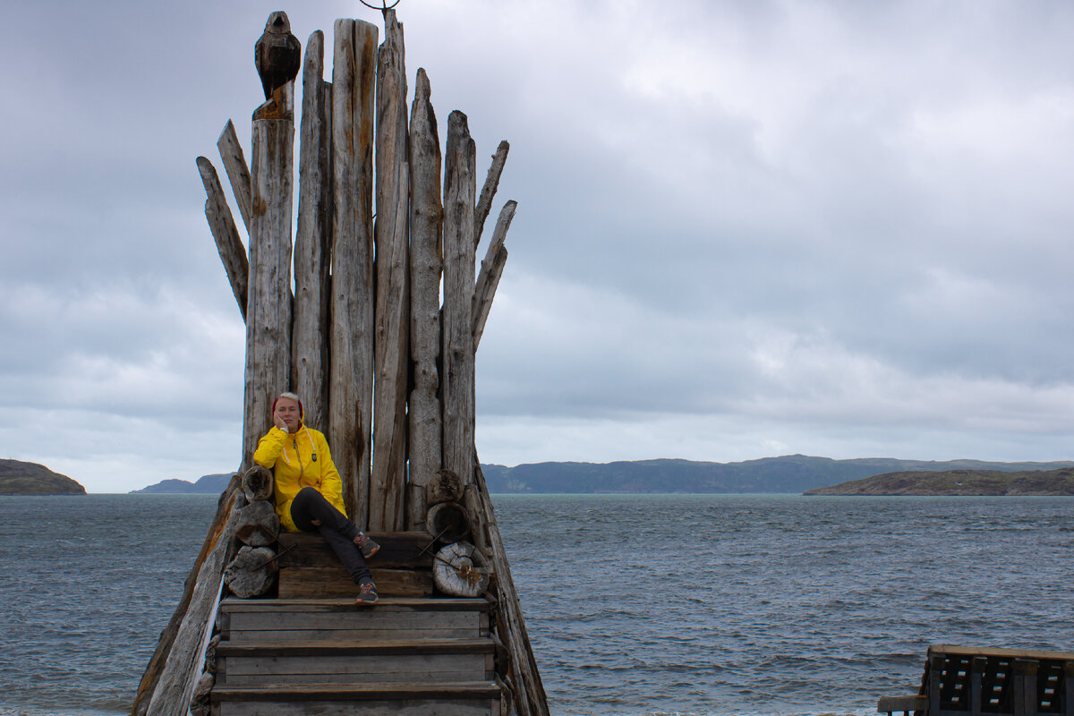 Трон на песчаном пляже, с. Териберка