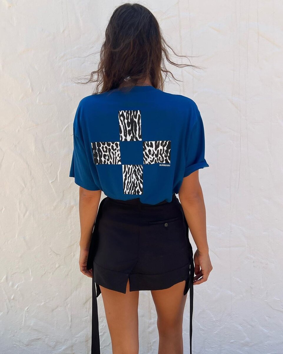    Ирина Шейк позировала в миниСоцсети Ирины Шейк