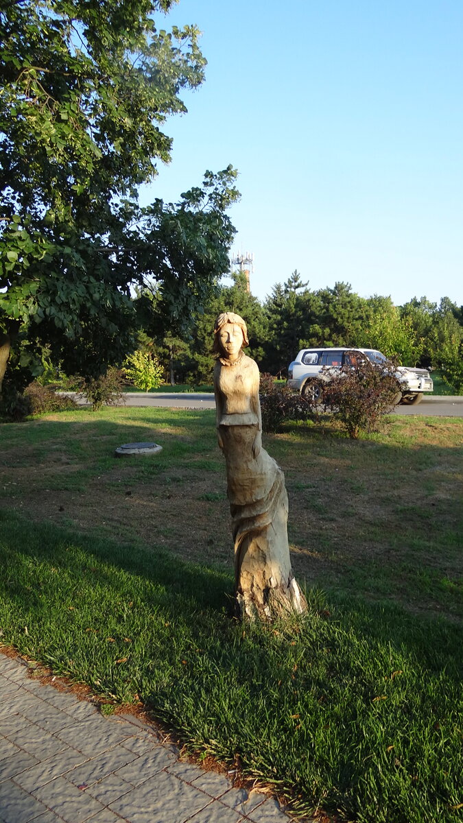 Одна из деревянных скульптур в Парке Памяти (Азов)