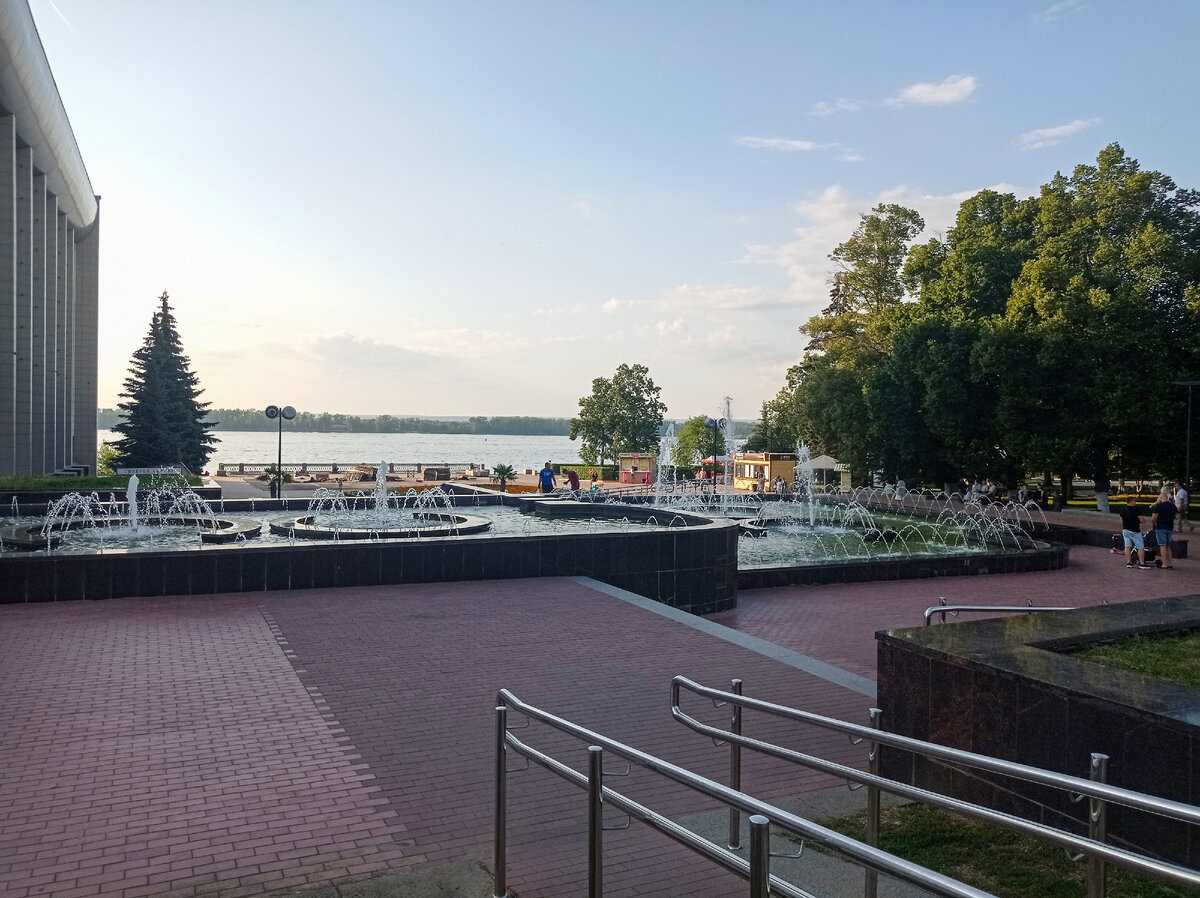 Поющие фонтаны на Орловской набережной в Самаре |← галерея →|