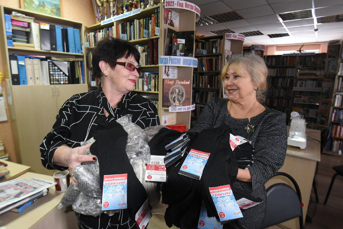 В руках у Веры Филипповой и Любови Гуляевой сотни пар носков, которые принесли за два дня для бойцов местные жители.