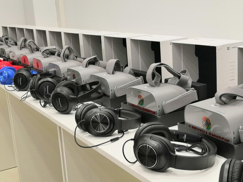 Показы VR-фильмов проводятся с помощью шлемов виртуальной реальности с аудиогидом. В нашем арсенале 50 VR-шлемов. Хватит на целый класс или большую компанию