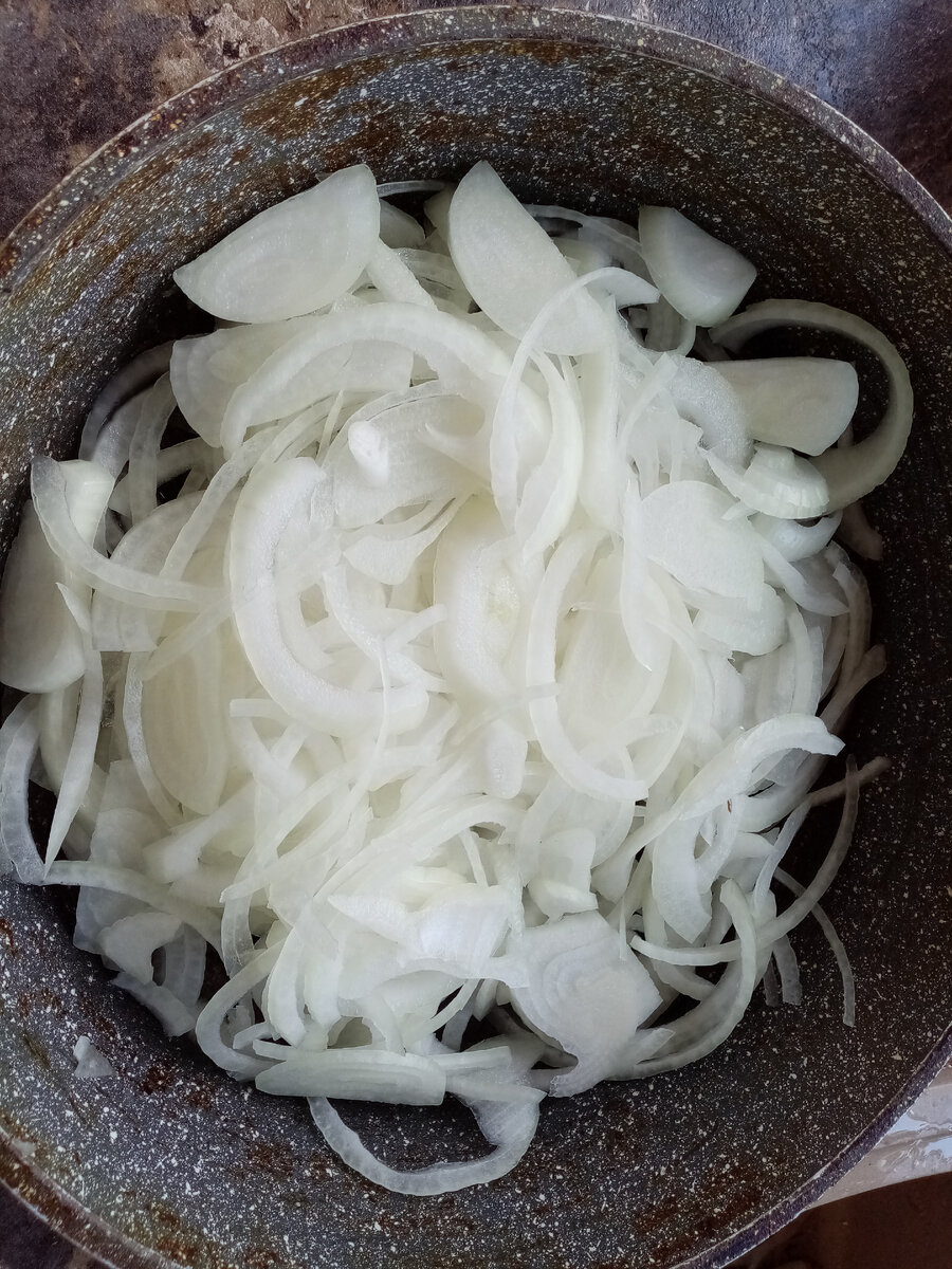 Лука нужно много с ним бешбармак получается сочным. Автор - Моя Книга Вкусных Рецептов.