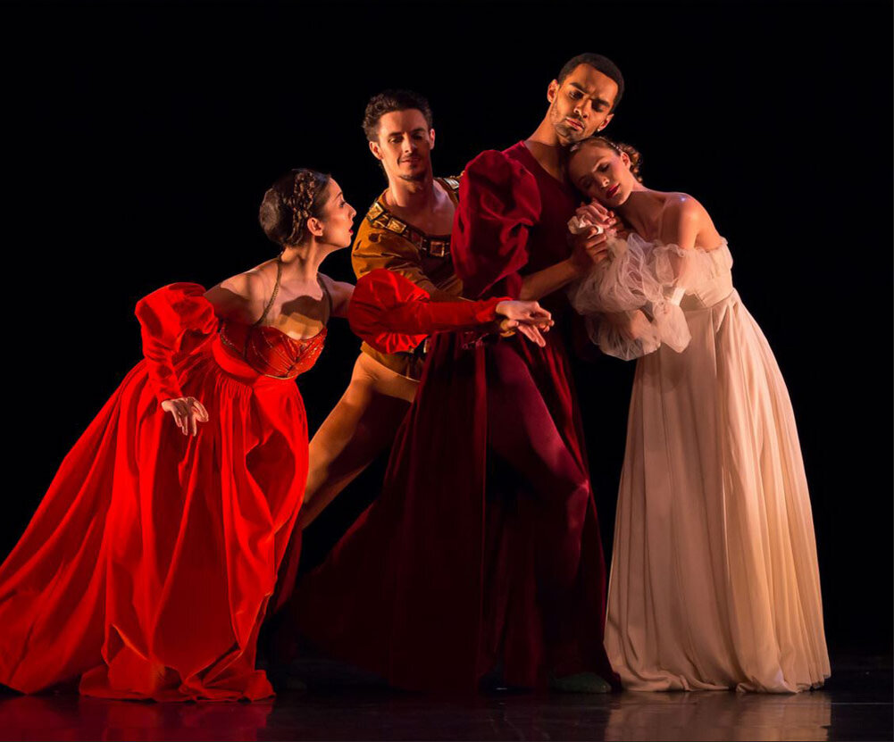 Балет "Павана Мавра" Эмилия слева)

