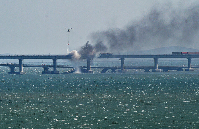    Вертолет во время тушения цистерн железнодорожного состава на одном из участков Крымского моста. 2022 год.ТАСС