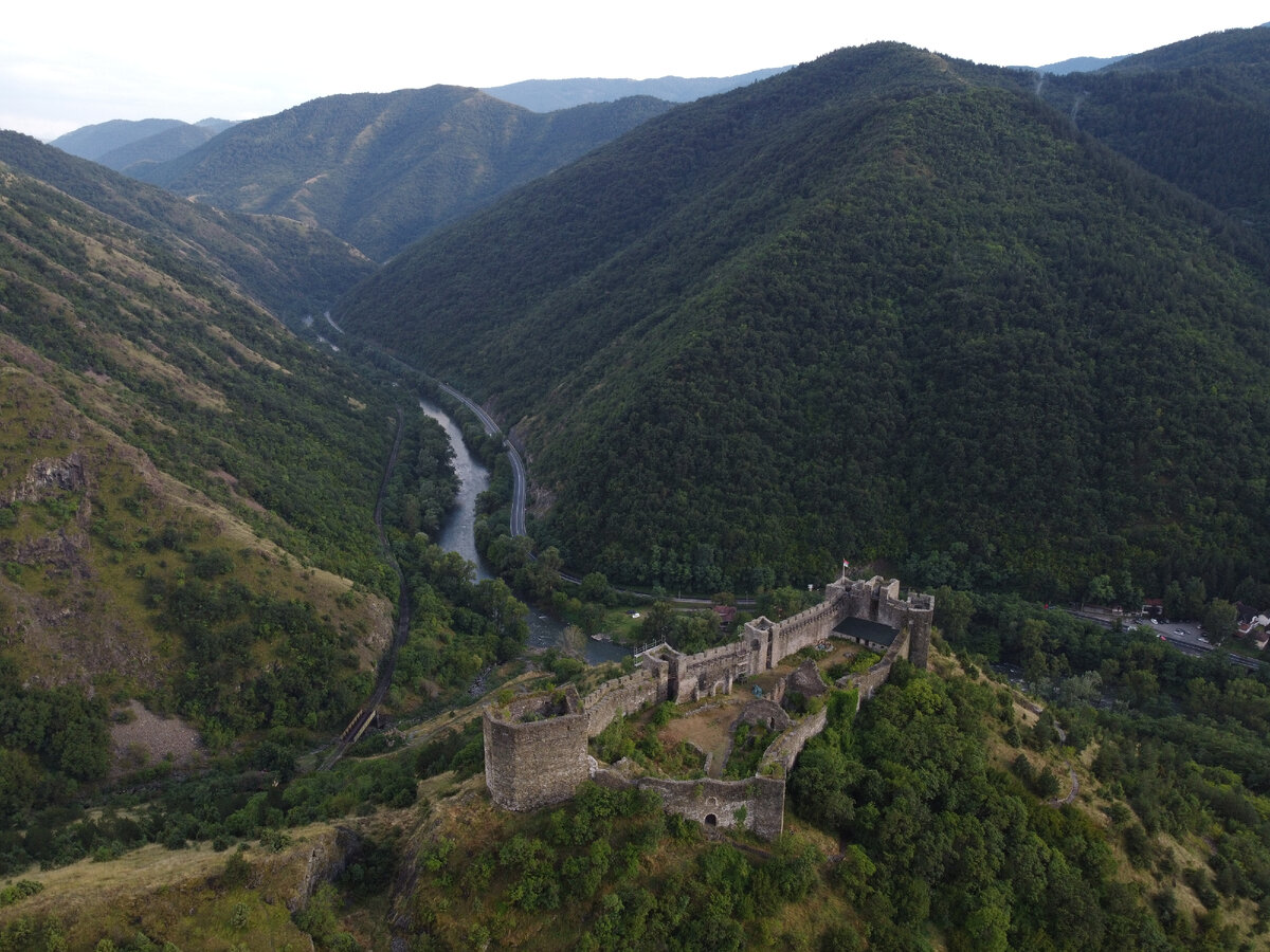 Крепость Маглич стоит на скале над излучиной рекой Ибар. Эта гористая местность находится на юге Сербии в округе Рашка.-2