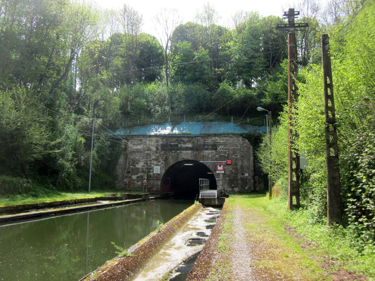 © Maarten Sepp / CC BY-SA 3.0 (Riqueval Canal Tunnel)