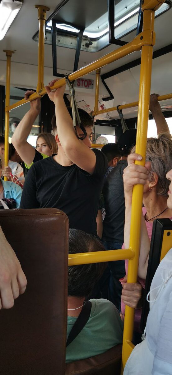 Добрые пассажиры в автобусе