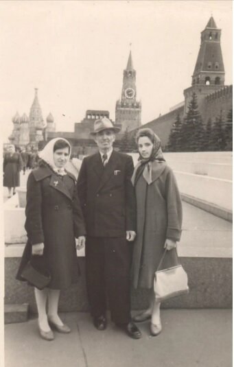 Вот она - с белой сумочкой