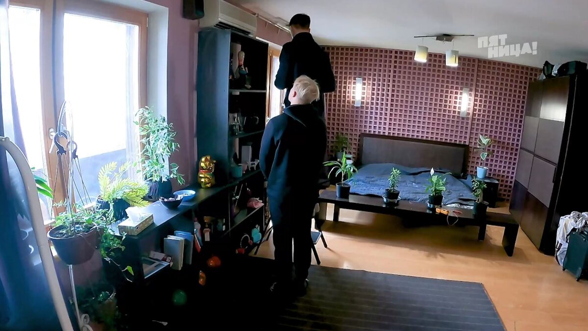 Двое мастеров переставили батарейки в пульте, но так и не поняли, что это и была главная причина неисправности! Кадр из выпуска