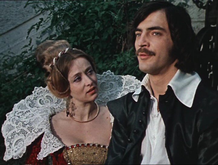 Костюмеры поработали хорошо. Наряды соответствуют эпохе - началу XVII века. Такой воротник, как у Дианы, можно увидеть на многих портретах того времени. Источник: kino-teatr.ru