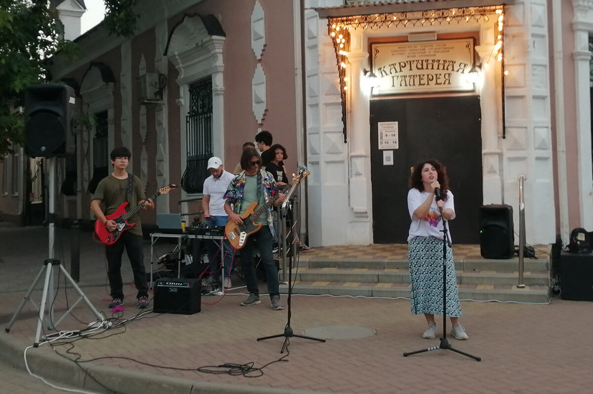 Пока молодые люди поют на улице, но, возможно, завтра они будут собирать большие концертные залы. Фото автора.