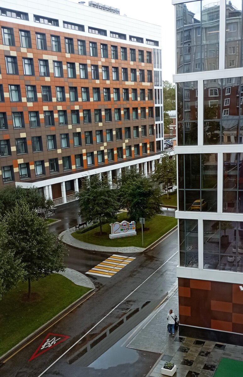 В нашем окне по-прежнему идёт сериал про будни Морозовской ГДКБ. Фото автора.